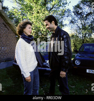 DAS HAUS AM WATT/Psychokrimi Deutschland 1990/Sigi Rothemund In einem einsamen Landhaus geschieht ein Mord. Mit schlafwandlerischer Genauigkeit sterben Täterin verwischt alle Spuren. Szene: Seit langem wird Lena (GUDRUN LANDGREBE) von ihrem jungen Schwager Max (Hannes Jaenicke) verehrt. 35011/Überschrift: DAS HAUS AM WATT/Deutschland 1990 Stockfoto