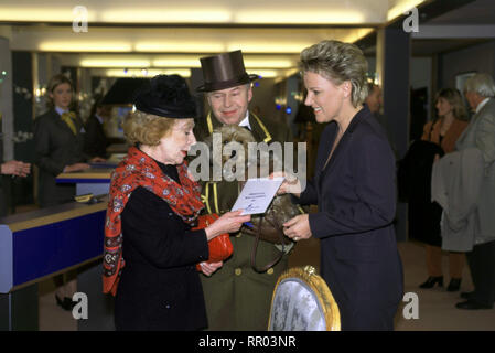 GIRL FRIENDS/Hotelarzt Dr. Beck D 1998/Christine Kabisch Szene mit GISELA TROWE (Frau Winter), HARALD MAACK (Herr Schmollke), MARIELE MILLOWITSCH (Marie Malek) EM/Überschrift: girl friends/D 1998 Stockfoto