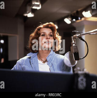 KIR ROYAL / 6. Karriere D 1986/Helmut Dietl mit Senta Berger Mona im Tonstudio. Sie hofft auf eine Karriere als Sängerin. /Überschrift: Kir Royal/BRD 1986 Stockfoto