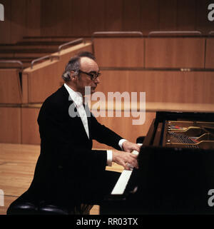 ALFRED BRENDEL/Alfred Brendel, einer der grössten Pianisten unserer Zeit. Aufnahme/1980er Jahre/Überschrift: Alfred Brendel Stockfoto