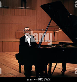 ALFRED BRENDEL/Alfred Brendel, einer der grössten Pianisten unserer Zeit. Aufnahme/1980er Jahre/Überschrift: Alfred Brendel Stockfoto