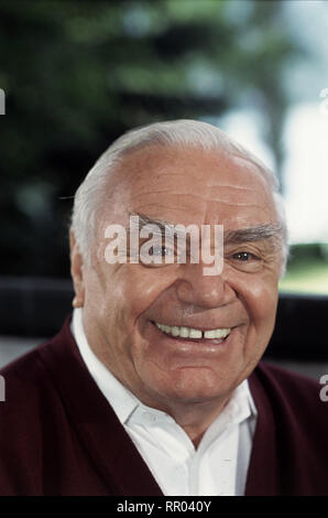 ERNEST BORGNINE Ernest Borgnine wurde am 24.01.1917 in Hamden, Connecticut geboren. Sein Debüt gab er 1948 in dem Stück "Harvey "Broadway bin. Den internationalen Durchbruch brachte ihm 1955 die Titelrolle in Delbert Manns Film 'Marty' als kontaktscheuer Metzger, für die er einen Oskar erhielt. Weitere Filme waren... denn keiner ist ohne Schuld" (1966), "Im Westen nichts Neues" (1979), "der Tod" (1990), "Gattaca" (1997) u. a.. Ab 1962 war er verstärkt in Fernsehrollen zu sehen. Popularität erlangte er durch die TV-Serien "cHale Marine' und 'Airwolf'. /Überschrift: Ernest Borgnine Stockfoto