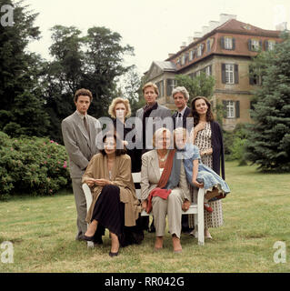 Schloß HOHENSTEIN - IRRWEGE ZUM GLüCK/V.l.n.r. Hinten: VANNI CORBELLINI (Prinz di Veneria), MARITA MARSCHALL (Elsa von Trauberg), ALBERT FORTELL (Arno von Hohenstein), Mathieu Carrière (Gregor von Hohenstein), GUDRUN GABRIEL (Leonore von Hohenstein), vorne: MARINA BERTI (Federica di Veneria), RUTH MARIA KUBITSCHEK (Sophie von Hohenstein), TATJANA FEIN (Viola von Hohenstein)/Überschrift: SCHLOSS HOHENSTEIN - IRRWEGE ZUM GLÜCK Stockfoto