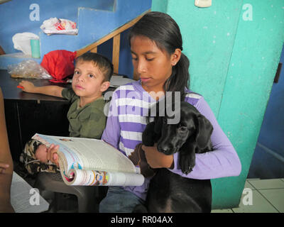 GUATEMALA - Sean Sprague foto Caminando por la Paz, Maryknoll Affiliate Vorhaben im Rahmen der Unterstützung der armen Kinder von Guatemala City Barrio 18. Studie Zeit für die älteren Kinder. Stockfoto