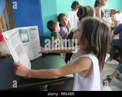 GUATEMALA - Sean Sprague foto Caminando por la Paz, Maryknoll Affiliate Vorhaben im Rahmen der Unterstützung der armen Kinder von Guatemala City Barrio 18. Mädchen lesen. Stockfoto