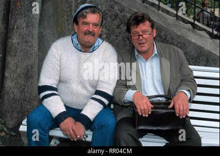 DER LANDARZT - X. STAFFEL/D 2000/Klaus Gendries Bild: GERHARD OLSCHEWSKI (Hinnerksen), WALTER PLATHE (Dr. Teschner) #/Überschrift: der LANDARZT - STAFFEL/D 2000 X. Stockfoto