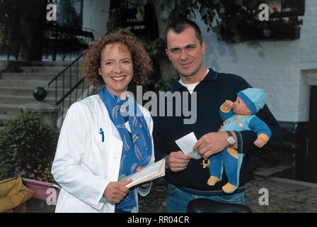 DER LANDARZT - X. STAFFEL/D 2000/Klaus Gendries Bild: KARINA THAYENTHAL (Jutta), PATRICK WINCZEWSKI (Uwe) #/Überschrift: der LANDARZT - STAFFEL/D 2000 X. Stockfoto