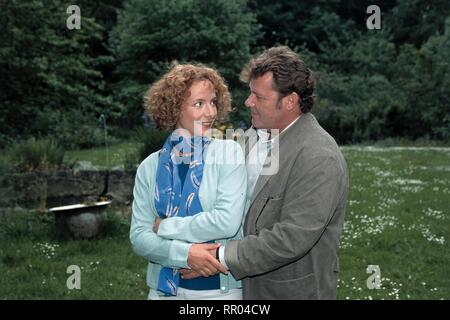 DER LANDARZT - X. STAFFEL/D 2000/Klaus Gendries Bild: KARINA THAYENTHAL (Jutta), WALTER PLATHE (Dr. Teschner) #/Überschrift: der LANDARZT - STAFFEL/D 2000 X. Stockfoto