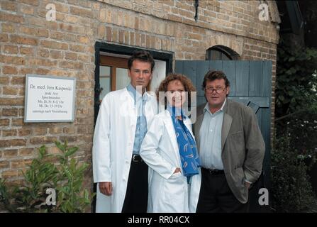 DER LANDARZT - X. STAFFEL/D 2000/Klaus Gendries Bild: Timothy Peach (Dr. Kasperski), KARINA THAYENTHAL (Jutta), WALTER PLATHE (Dr. Teschner) #/Überschrift: der LANDARZT - STAFFEL/D 2000 X. Stockfoto