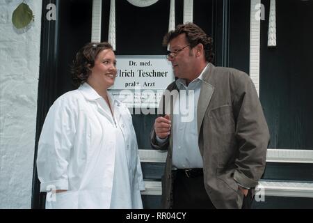 DER LANDARZT - X. STAFFEL/D 2000/Klaus Gendries Bild: NANA SPIER (Bettina), WALTER PLATHE (Dr. Teschner) #/Überschrift: der LANDARZT - STAFFEL/D 2000 X. Stockfoto