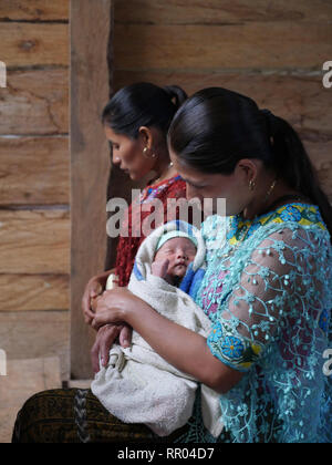 GUATEMALA Katholische Messe am Sonntag. Q'eqchi Indianer, Mütter und Kinder, in Limon Dorf, in der Nähe von El Remate, Peten. Stockfoto