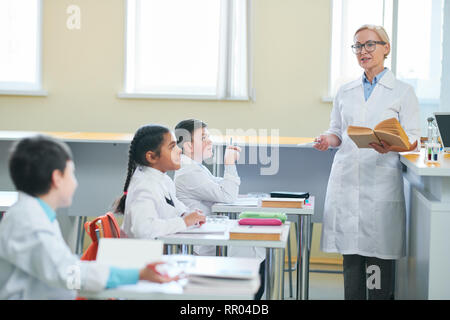 Lehrer vor der Klasse Stockfoto