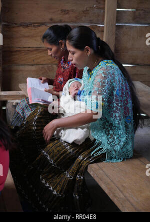 GUATEMALA Katholische Messe am Sonntag. Q'eqchi Indianer, Mütter und Kinder, in Limon Dorf, in der Nähe von El Remate, Peten. Stockfoto