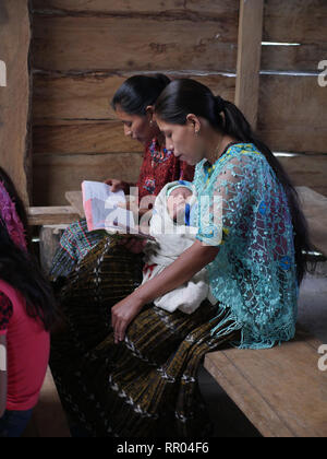 GUATEMALA Katholische Messe am Sonntag. Q'eqchi Indianer, Mütter und Kinder, in Limon Dorf, in der Nähe von El Remate, Peten. Stockfoto