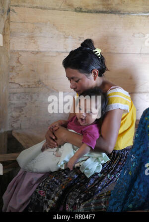 GUATEMALA Katholische Messe am Sonntag. Q'eqchi Indianer, Mütter und Kinder, in Limon Dorf, in der Nähe von El Remate, Peten. Stockfoto