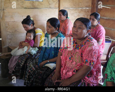 GUATEMALA Katholische Messe am Sonntag. Q'eqchi Indianer, Mütter und Kinder, in Limon Dorf, in der Nähe von El Remate, Peten. Stockfoto