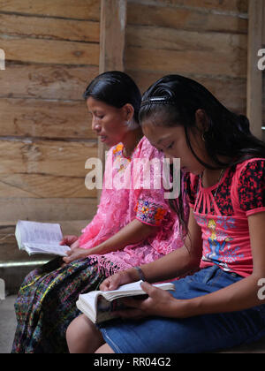 GUATEMALA Katholische Messe am Sonntag. Q'eqchi Indianer, Mütter und Kinder, in Limon Dorf, in der Nähe von El Remate, Peten. Stockfoto