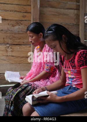 GUATEMALA Katholische Messe am Sonntag. Q'eqchi Indianer, Mütter und Kinder, in Limon Dorf, in der Nähe von El Remate, Peten. Stockfoto