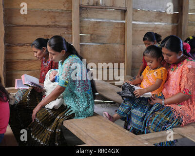 GUATEMALA Katholische Messe am Sonntag. Q'eqchi Indianer, Mütter und Kinder, in Limon Dorf, in der Nähe von El Remate, Peten. Stockfoto