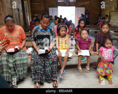 GUATEMALA Katholische Messe am Sonntag. Q'eqchi Indianer, Mütter und Kinder, in Limon Dorf, in der Nähe von El Remate, Peten. Stockfoto