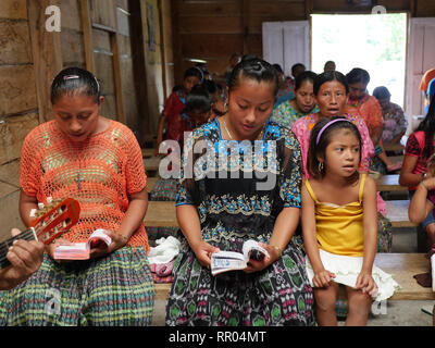 GUATEMALA Katholische Messe am Sonntag. Q'eqchi Indianer, Mütter und Kinder, in Limon Dorf, in der Nähe von El Remate, Peten. Stockfoto