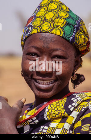 Niger. Junge Dorf Frau mit Tattoo auf der Stirn. Stockfoto