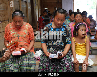 GUATEMALA Katholische Messe am Sonntag. Q'eqchi Indianer, Mütter und Kinder, in Limon Dorf, in der Nähe von El Remate, Peten. Stockfoto