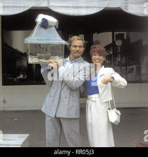 André SCHAFFT SIE ALLE/D 1985/Peter Fratzschner Filmszene" mit Franco Nero (Stuntman Andre) und Ingrid Steeger (Lisa Strauber) 32737/Überschrift: ANDRÉ SCHAFFT SIE ALLE/D 1985 Stockfoto