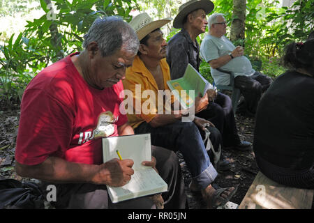 GUATEMALA Workshop für Landwirte zur nachhaltigen, ökologischen Gartenbau, durch die Katholische Kirche, El Remate, Peten organisiert. Stockfoto