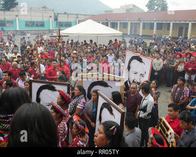 GUATEMALA Zeremonien in Bezug auf die Seligsprechung von Pater Stanley Francis Aplas Rother, der 1981 ermordet wurde, bei Santiago de Atitlan. Die Menschen außerhalb der Kirche wartet. Stockfoto