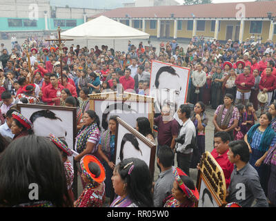 GUATEMALA Zeremonien in Bezug auf die Seligsprechung von Pater Stanley Francis Aplas Rother, der 1981 ermordet wurde, bei Santiago de Atitlan. Die Menschen außerhalb der Kirche wartet. Stockfoto