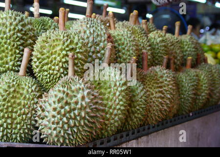 Eine Menge Durian, König der Früchte waren auf dem Markt in Thailand zu verkaufen. Stockfoto