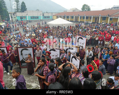 GUATEMALA Zeremonien in Bezug auf die Seligsprechung von Pater Stanley Francis Aplas Rother, der 1981 ermordet wurde, bei Santiago de Atitlan. Die Menschen außerhalb der Kirche wartet. Stockfoto