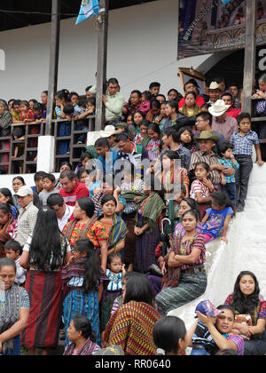 GUATEMALA Zeremonien in Bezug auf die Seligsprechung von Pater Stanley Francis Aplas Rother, der 1981 ermordet wurde, bei Santiago de Atitlan. Die Menschen außerhalb der Kirche wartet. Stockfoto