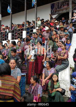 GUATEMALA Zeremonien in Bezug auf die Seligsprechung von Pater Stanley Francis Aplas Rother, der 1981 ermordet wurde, bei Santiago de Atitlan. Die Menschen außerhalb der Kirche wartet. Stockfoto