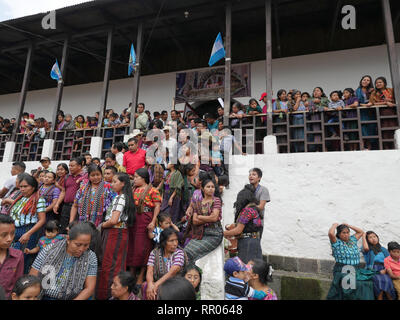 GUATEMALA Zeremonien in Bezug auf die Seligsprechung von Pater Stanley Francis Aplas Rother, der 1981 ermordet wurde, bei Santiago de Atitlan. Die Menschen außerhalb der Kirche wartet. Stockfoto