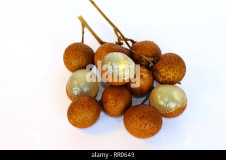 Bündel longan mit einigen geschält Stockfoto