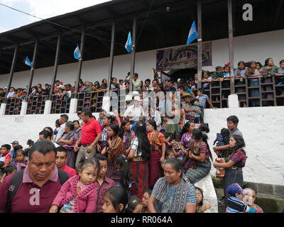 GUATEMALA Zeremonien in Bezug auf die Seligsprechung von Pater Stanley Francis Aplas Rother, der 1981 ermordet wurde, bei Santiago de Atitlan. Die Menschen außerhalb der Kirche wartet. Stockfoto