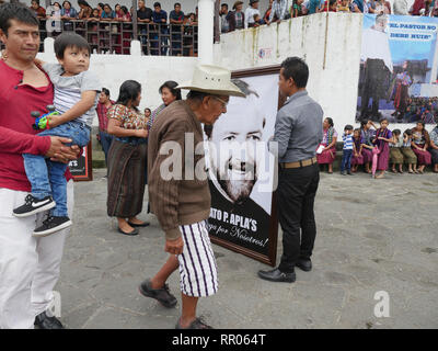 GUATEMALA Zeremonien in Bezug auf die Seligsprechung von Pater Stanley Francis Aplas Rother, der 1981 ermordet wurde, bei Santiago de Atitlan. Die Menschen außerhalb der Kirche wartet. Stockfoto