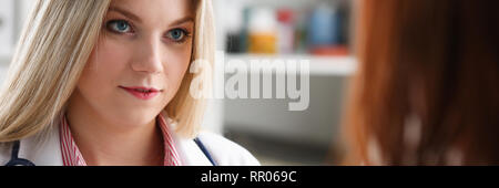 Lächelnd schöne weibliche Medizin Arzt erklären Stockfoto