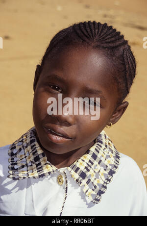 Junges Mädchen mit Frisur für den Eid al-Fitr, Niamey, Niger. Stockfoto