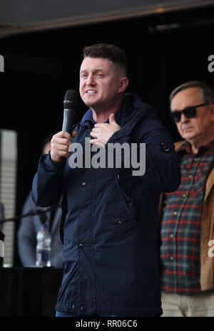 Ehemalige English Defence League leader Tommy Robinson als er eine Protest über das Programm der BBC Panorama außerhalb der BBC im MediaCityUK, Salford. Stockfoto