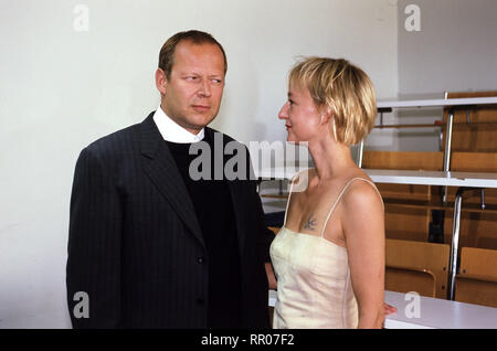 DER LETZTE ZEUGE/Der heilige Krieg D 1999/Dieter Schlotterbeck Susanne Lothar (Karoline Krug), Axel Milberg (Pfarrer Kerkhoff)/Überschrift: DER LETZTE ZEUGE/D 1999 Stockfoto