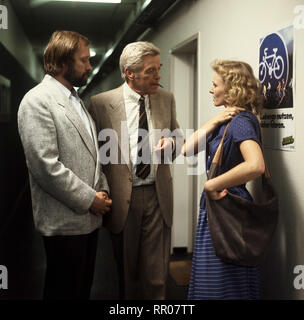 TATORT/Tod macht erfinderisch - Bild: Jürgen Kluckert, Heinz Drache und MARITA MARSCHALL im 'Tatort', Folge: "Tod macht erfinderisch", 1986. /Überschrift: Tatort Stockfoto