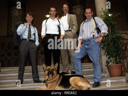 KOMMISSAR REX / Rex rächt sich D 1998/Hans Werner Christian Böck (HEINZ WEIXELBRAUN), Alexander Brandtner (Gedeon Burkhard), Dr. Leo Graf (GERHARD ZEMANN), Peter Höllerer (WOLF BACHOFNER) und REX C 42372/Überschrift: KOMMISSAR REX/D 1998 Stockfoto
