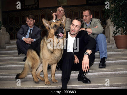 KOMMISSAR REX / Rex rächt sich D 1998/Hans Werner Christian Böck (HEINZ WEIXELBRAUN), Alexander Brandtner (Gedeon Burkhard), Dr. Leo Graf (GERHARD ZEMANN), Peter Höllerer (WOLF BACHOFNER) und REX C 42372/Überschrift: KOMMISSAR REX/D 1998 Stockfoto