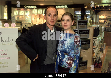 DER LETZTE ZEUGE/Tod eines Stars D 2000/Michael H. Zens Ulrich Mühe (Gerichtsmediziner Dr. Kolmaar), THERESA SCHOLZE (Tochter Anna Kolmaar)/Überschrift: DER LETZTE ZEUGE/D2000 Stockfoto