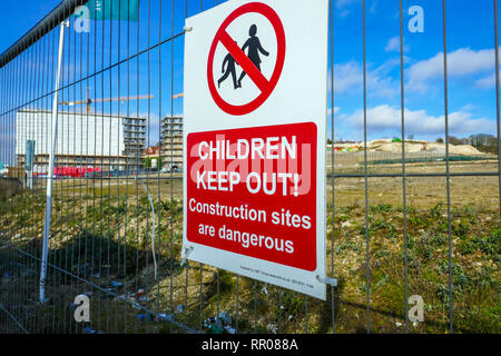 Warnschild auf Draht Zaun, Kinder Baustelle, Luton Airport, Luton, London, England, Großbritannien Stockfoto