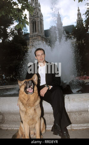 KOMMISSAR REX/Mörderisches / D 1998/Bodo Fürneisen auf Verbrecherjagd: Kommissar Rex und Kommissar Brandtner (Gedeon Burkhard). C 42372/Überschrift: KOMMISSAR REX/D 1998 Stockfoto