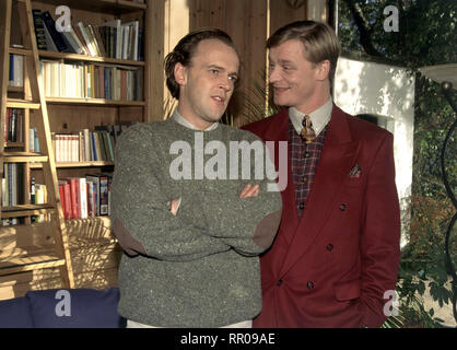 DR. VOGT/1. Afrika vergessen D 1994/Eberhard Itzenplitz Szene mit SVEN ERIC BECHTOLF (Dr. Vogt) und Frank MUTH (Stefan MÜbius) EM/Überschrift: DR. VOGT/D 1994 Stockfoto